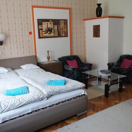 Вилла Hajnal Apartman Дьюла Экстерьер фото