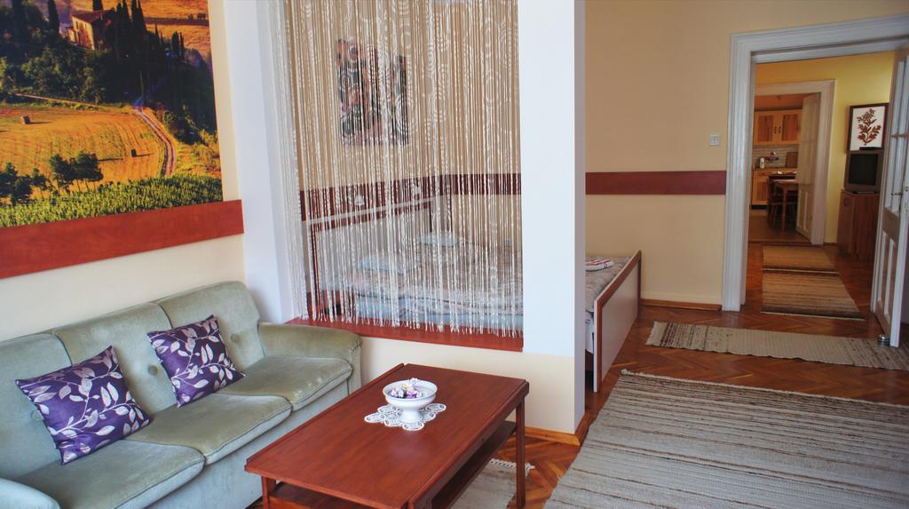 Вилла Hajnal Apartman Дьюла Экстерьер фото
