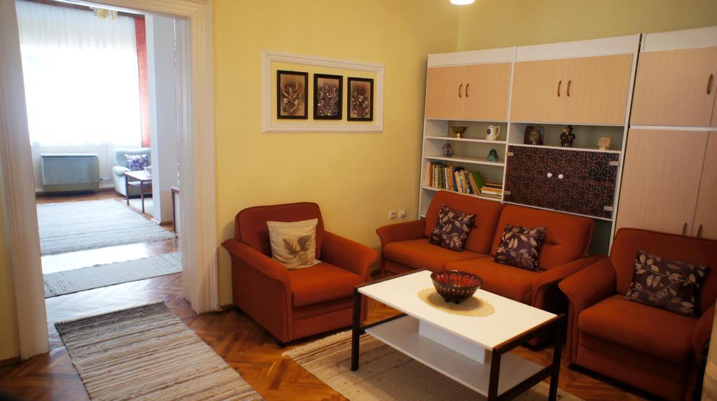 Вилла Hajnal Apartman Дьюла Экстерьер фото